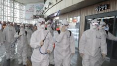 Vojáci v Jižní Korei dezinfikují nádraží v Daegu.
