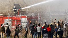 Řecká vláda zahání migranty vodním dělem