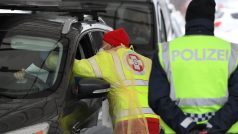 Policisté a zdravotníci kontrolují řidiče v Brennerském průsmyku, kudy prochází hranice mezi Itálií a Rakouskem.