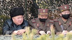 Severokorejský vůdce Kim Čong-un dohlíží na cvičení dělostřelectva