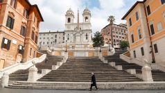 Ulice Říma zející prázdnotou. Na snímku známé Španělské schody a kostel Trinità dei Monti