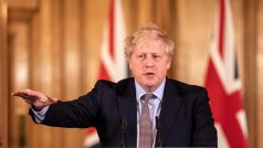 Boris Johnson vyzval Brity, aby omezili sociální kontakty