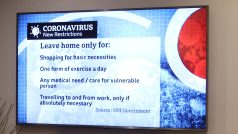 Britský premiér Boris Johnson oznámil v televizi opatření proti koronaviru. Počítají například s významným omezením pohybu lidí
