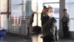 Dojíždějící v maskách na Whitehall Terminal během šíření nemoci COVID-19 v Manhattanu.