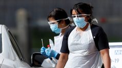 Zdravotnice provádějí testy na koronavirus na parkovišti zábavního parku v britském Chessingtonu