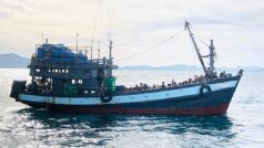 Loď s Rohingy v malajských vodách