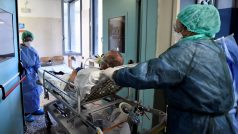 Personál milánské nemocnice převáží pacienta nakaženého koronavirem.
