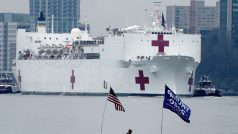 USNS Comfort - nemocniční loď amerického námořnictva u Manhattanu.