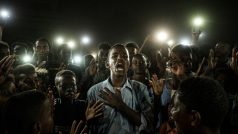 Vítězný snímek World Press Photo. Japonský fotograf Yasujoši Čiba snímek nazval Straight Voice (Jasný hlas). Uprostřed je mladý muž v Súdánu, jenž loni v červenci mezi demonstranty a v záři světel z mobilních telefonů recitoval básně.