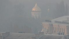 Kouř z požárů zahalil Kyjev
