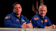 Astronauti NASA Robert Behnken (L) a Douglas Hurley (P)