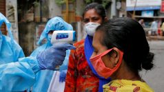 Indičtí zdravotníci měří teplotu v Kalkatě