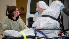 Zdravotní sestra z Langone Hospital-Brooklyn přebírá pacientku.