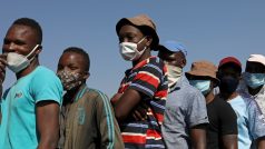 Jihoafrická republika patří podle Ivy Sojkové k zemím, které šíření koronaviru zvládají dobře. Na snímku obyvatelé města Pretorie.