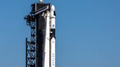 Raketoplán SpaceX Crew Dragon připravený ke startu