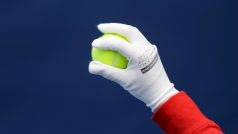 Přísná hygienická opatření platí pro všechny a tak i podavači míčků museli během turnaje navléct gumové rukavice.