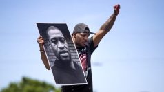 Tony L. Clark drží fotografii George Floyda. Protesty v Minneapolisu pokračovaly třetí den