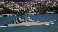 Výsadková loď Azov ruského námořnictva pluje po Bosporu na cestě do Středozemního moře v tureckém Istanbulu 3. června 2020