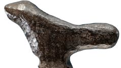 Archeologové ve střední Číně nalezli jedinečnou figurku drobného ptáka, vytesanou do ohořelé kosti neznámého zvířete. Soška je stará zhruba 13 500 let, v tomto regionu jde o zatím nejstarší nalezené trojrozměrné dílo