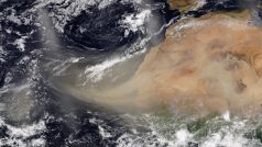 Na ostrovy v Karibiku v neděli dorazil přes Atlantik obrovský oblak písečným prachem ze Sahary, který by se podle meteorologů v úterý mohl dostat na jih Spojených států. Vidět je na záběrech zveřejněných americkým Národním úřadem pro oceán a ovzduší