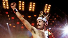 Třináct známek Britské pošty zachycující přebaly nejpopulárnějších alb a fotografie rockové kapely Queen