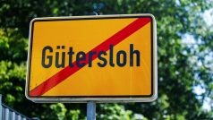 Statisíce obyvatel německého okresu Gütersloh, který je kvůli problémům ve zdejších jatkách hlavním ohniskem koronaviru v Německu, a sousedního okresu Warendorf čekají nejméně týden přísná karanténní opatření