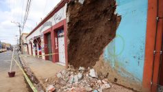 Poničená zeď po zemětřesení ve městě Oaxaca de Juárez v Mexiku