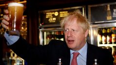 Vláda Borise Johnsona zavedla novou regulaci, která má zamezit šíření koronaviru. Lidé si ve znovuotevřených hospodách objednají pivo jen při uvedení jména.