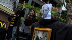 Thajští studenti protestují v kostýmech z Harryho Pottera proti vojenskému režimu