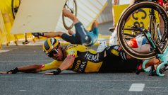 Cyklista Dylan Groenewegen zavinil pád v cílové rovince