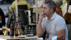 Muž ve městě Pontevedra ve španělské Galícii kouří cigaretu. Na veřejnosti už si ale znovu nezapálí.