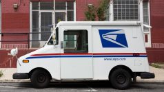 Vůz Americké poštovní služby před budovou pošty ve Filadelfii
