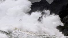 Vysoké vlny způsobené tajfunem Haishen na pobřeží japonského ostrova Amami Oshima
