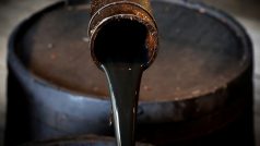 Ceny ropy kvůli obavám o poptávku prudce klesají