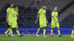 Čeští fotbalisté po prohře se Skotskem