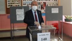 Ersin Tatar u volební urny.