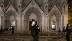 Teroristický útok v kostele v Nice spáchal 21letý Tunisan ozbrojený nožem a křičící Alláhu akbar (Bůh je veliký)