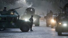 Afghánské bezpečnostní složky odjíždí z místa útoku.