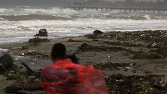 Kameraman dokumentuje přícházející hurikán Eta na jedné z pláží v honduraském městě Tela.