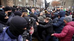 Proti novým opatřením proti koronaviru ve středu protestovalo několik stovek Bulharů a požadovalo rezignaci vlády, kterou viní z neschopnosti provést zdravotnickou reformu a rovněž z rozsáhlé korupce