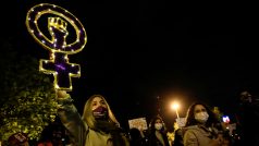 V tureckém Istanbulu proti násilí na ženách protestovaly stovky lidí