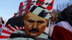 Demonstrující s podobiznou Alexandra Lukašenka ve vězeňském mundúru (archivní foto z 18. listopadu 2020)
