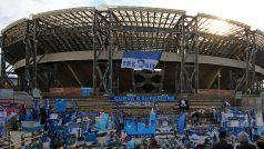 Stadion San Paolo v Neapoli se po smrti Diega Maradony proměnil v pietní místo