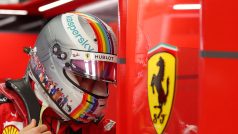 Pilot formule 1 Sebastian Vettel vydražil helmu, v níž odjel některé ze svých posledních závodů v barvách Ferrari, za 225 000 eur (necelých šest milionů korun)