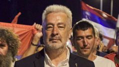 Zdravko Krivokapič vede demonstranty ve městě Podgorica (foto ze srpna 2020)