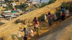 Rohingové přináší materiál na stavbu dalších domů v táboře v Bangladéši