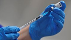 Očkování proti covidu vakcínou firem Pfizer a BioNTech