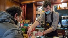 Itálie po měsíci otevřela restaurace, bary a kavárny