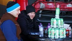 Polští řidiči kamionů sedí u improvizovaného stromečku z plechovek piva