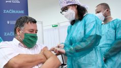 Slovensko začalo očkovat proti koronaviru. Vakcínu dostal jako první infektolog Krčméry
